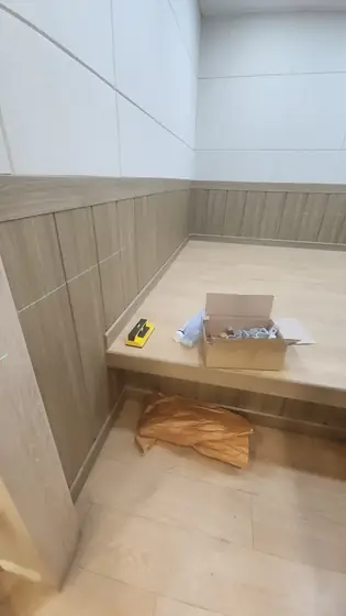 벽부형 핸드레일 설치 — 레이저 선을 띄운 휴게실 벽