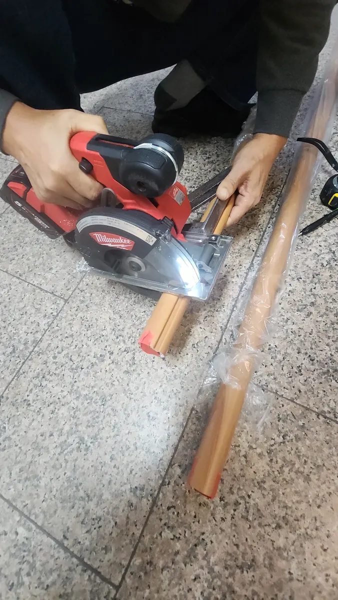 벽부형 핸드레일 설치 — 핸드레일 길이 맞춰 자르기