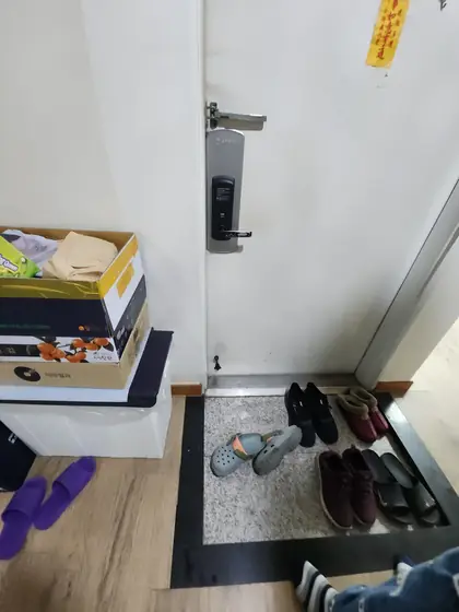 현관 안전손잡이 — 현관문 옆 빈 벽