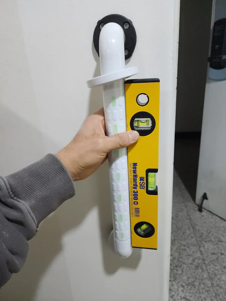현관 안전손잡이 — 안전바를 대고 수직 확인